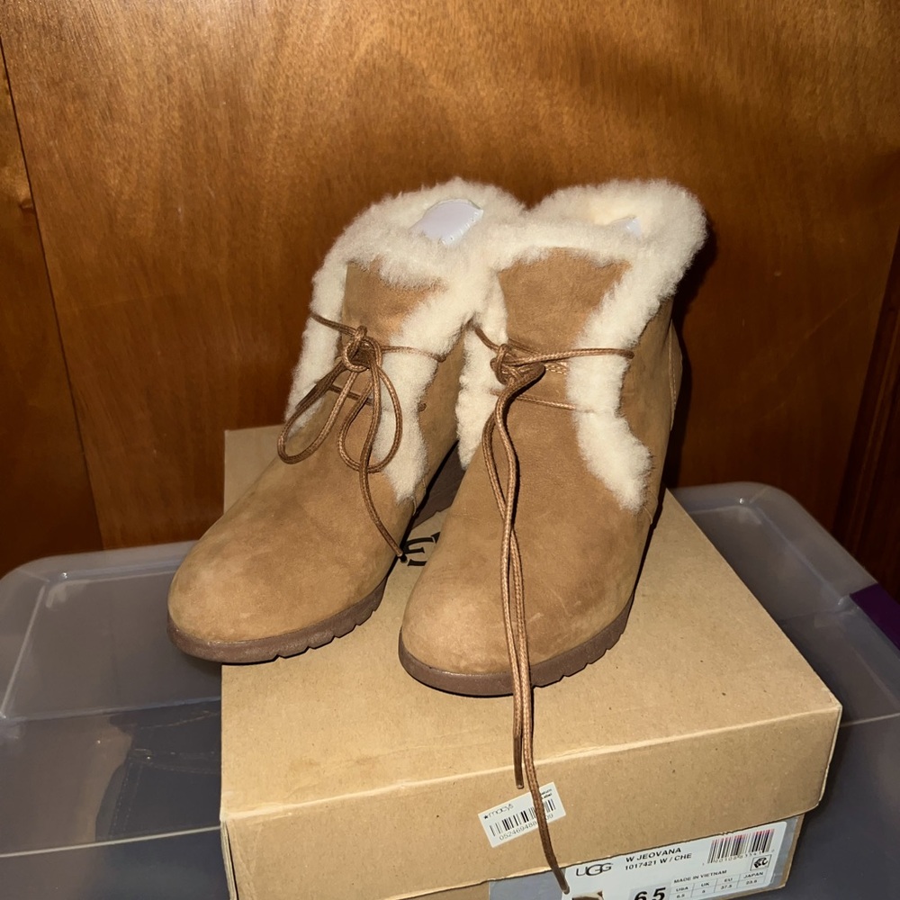 UGG JEOVANA FURRY WEDGE BOOTIES 6.5
